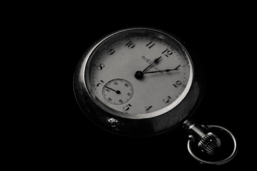 Classic pocket watch on dark background, highlighting the importance of time for 5-minute meals and quick healthy meals.