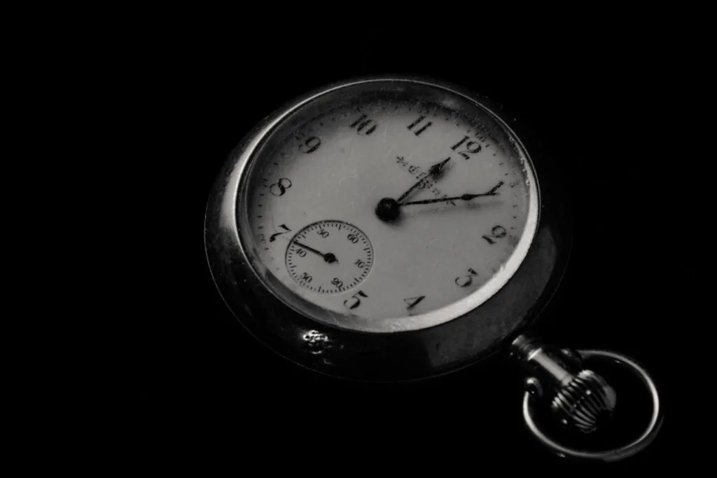Classic pocket watch on dark background, highlighting the importance of time for 5-minute meals and quick healthy meals.